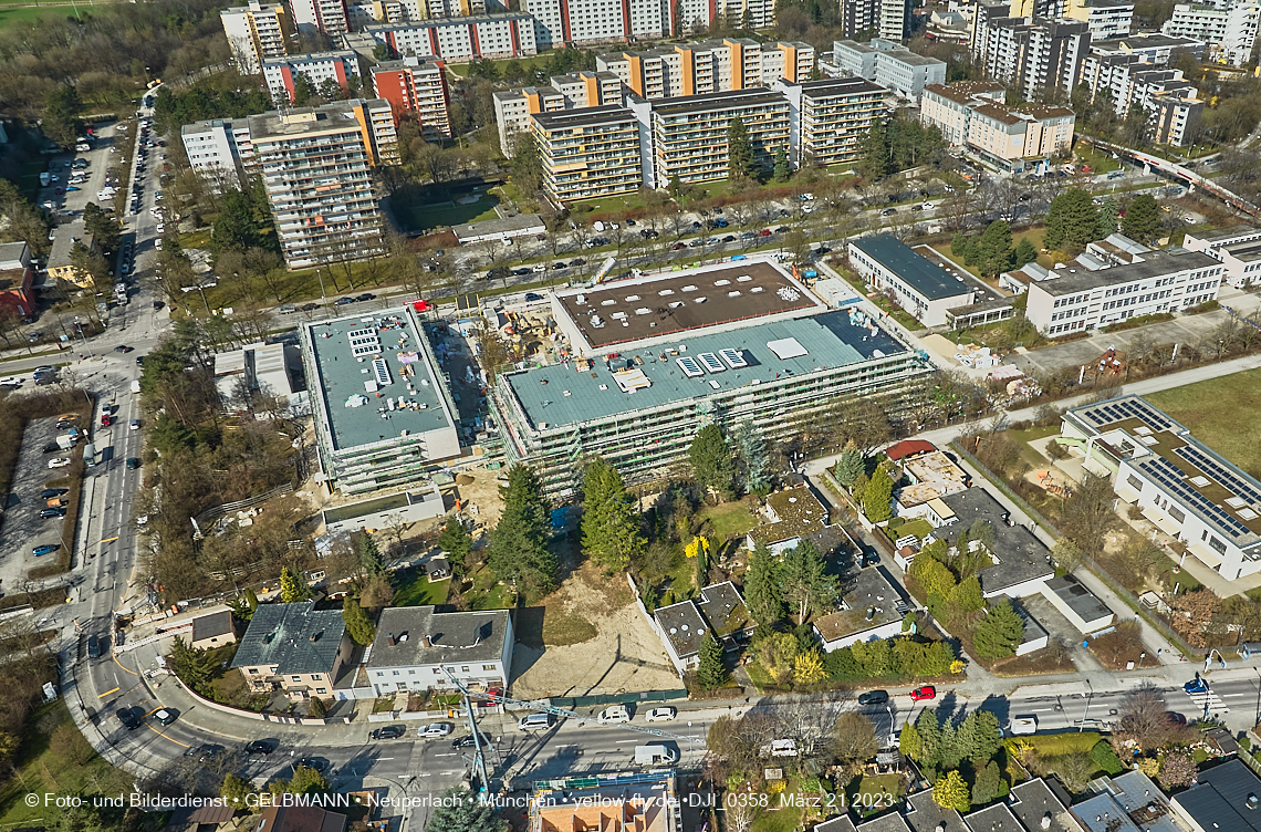 21.03.2023 - Luftbilder von der Grundschule am Karl-Marx-Ring in Neuperlach